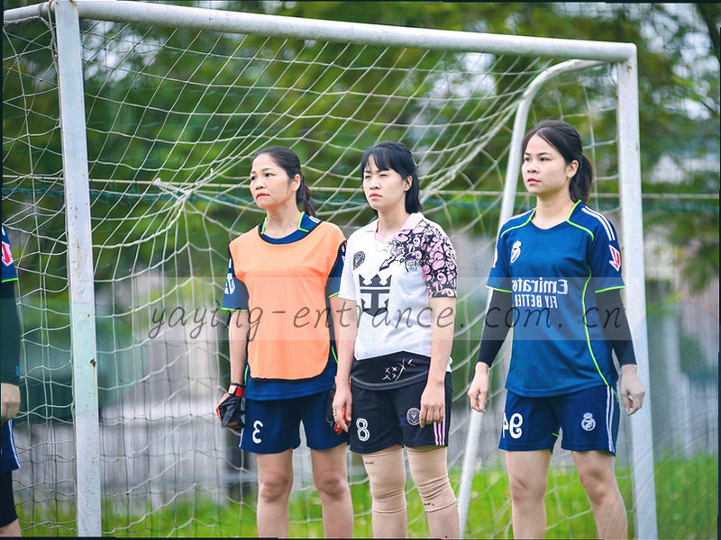 多条动态线条交叉，模拟战术轨迹